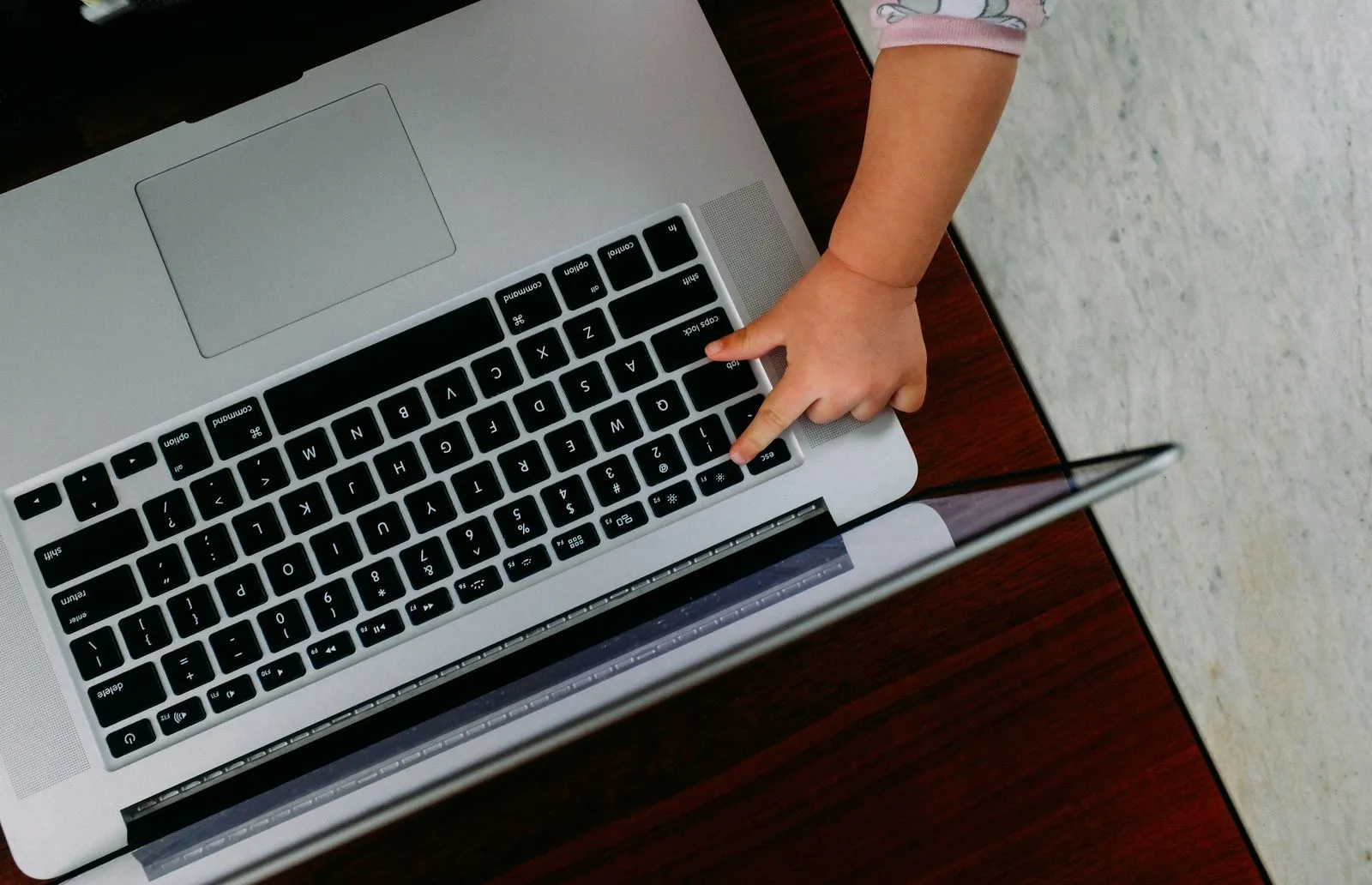 Képernyők és szülőség: technoferrencia kezelése a mindennapokban